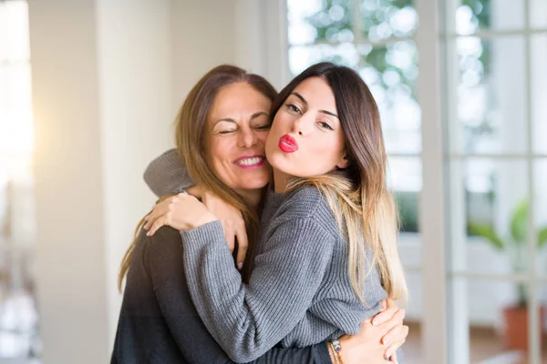 Bela Família Mãe Filha Juntos Abraçando Beijando Casa — Fotografia de Stock