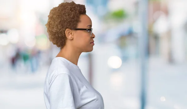 Hermosa Joven Afroamericana Mujer Con Gafas Sobre Fondo Aislado Mirando — Foto de Stock