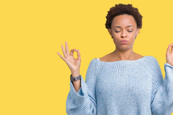 Joven Mujer Afroamericana Hermosa Vistiendo Suéter Sobre Fondo Aislado Relajarse —  Fotos de Stock