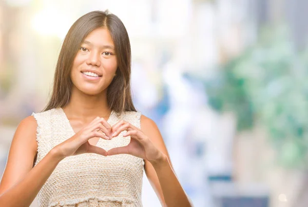 Jonge Aziatische Vrouw Geïsoleerde Achtergrond Glimlachend Liefde Met Hartsymbool Vorm — Stockfoto