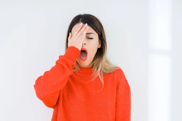 Junge Frau Lässigem Roten Pullover Über Isoliertem Hintergrund Gähnend Müde — Stockfoto