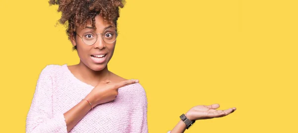 Hermosa Joven Afroamericana Mujer Con Gafas Sobre Fondo Aislado Sorprendido —  Fotos de Stock