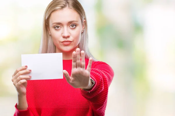 Junge Blonde Frau Hält Leere Papierkarte Über Isoliertem Hintergrund Mit — Stockfoto