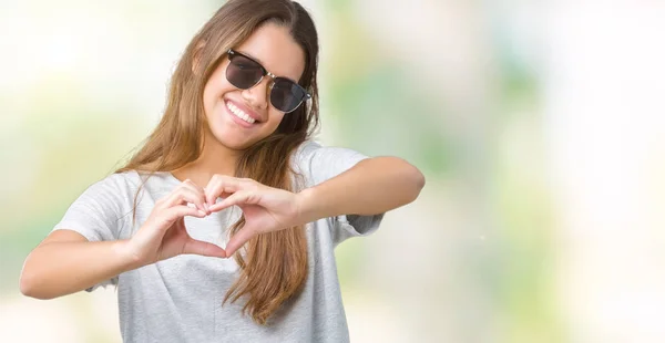 Joven Mujer Morena Hermosa Con Gafas Sol Sobre Fondo Aislado —  Fotos de Stock