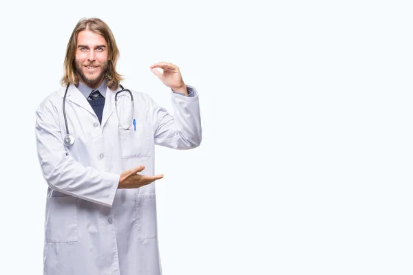 Młody Przystojny Lekarz Mężczyzna Długimi Włosami Białym Tle Gestykulacji Rąk — Zdjęcie stockowe