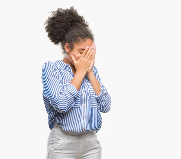 Młody Afro American Kobieta Białym Tle Smutny Wyrażenie Obejmujące Twarz — Zdjęcie stockowe