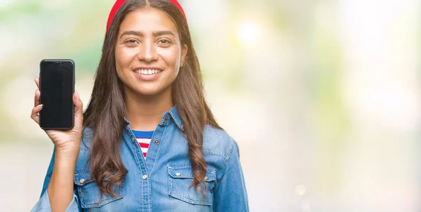 Jonge Mooie Arabische Vrouw Weergegeven Scherm Van Smartphone Geïsoleerde Achtergrond — Stockfoto