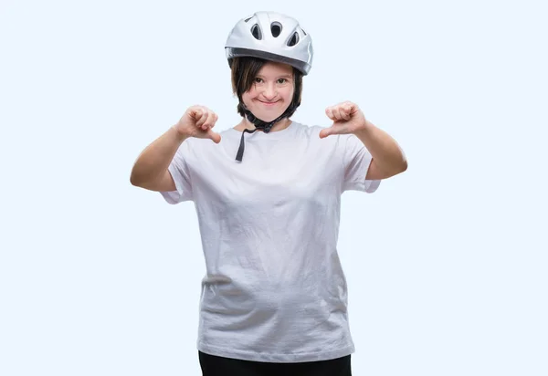 Kobieta Młody Rowerzysta Dorosłych Zespołem Downa Noszenie Hełmu Ochronnego Białym — Zdjęcie stockowe