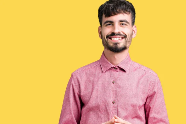 Jovem Homem Bonito Vestindo Camisa Rosa Sobre Fundo Isolado Mãos — Fotografia de Stock