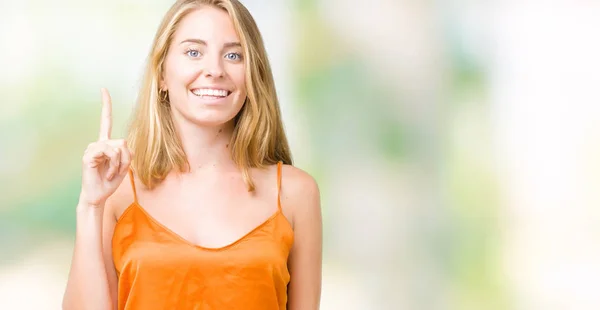 Schöne Junge Frau Trägt Orangefarbenes Hemd Über Isoliertem Hintergrund Und — Stockfoto