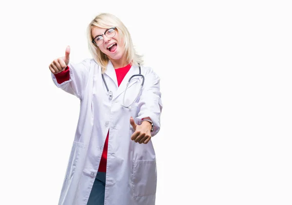 Jonge Mooie Blonde Dokter Vrouw Medische Uniform Dragen Geïsoleerde Achtergrond — Stockfoto