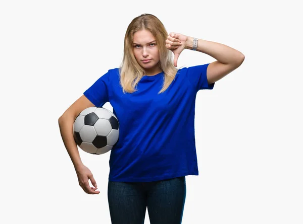 Junge Kaukasische Frau Hält Fußballball Vor Isoliertem Hintergrund Mit Wütendem — Stockfoto