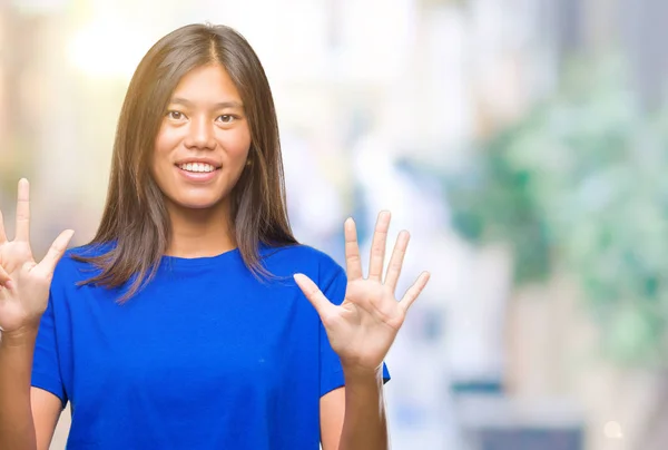 年轻的亚洲妇女在孤立的背景显示和指向手指数八 而微笑着自信和快乐 — 图库照片