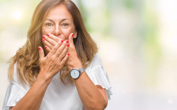 中年年配のヒスパニック系女性ミスのため手で口を覆っているショックを受けて孤立の背景の上 秘密の概念 — ストック写真