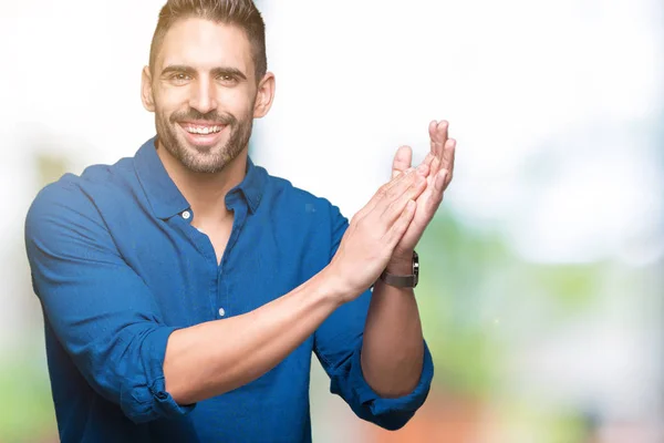 Joven Hombre Guapo Sobre Fondo Aislado Aplaudiendo Aplaudiendo Felices Alegres — Foto de Stock