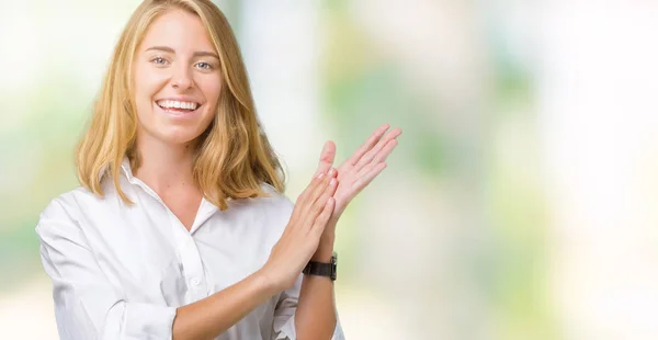 Schöne Junge Geschäftsfrau Über Isoliertem Hintergrund Klatscht Und Applaudiert Fröhlich — Stockfoto