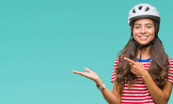 Jonge Arabische Wielrenner Vrouw Dragen Van Veiligheidshelm Geïsoleerde Achtergrond Verbaasd — Stockfoto