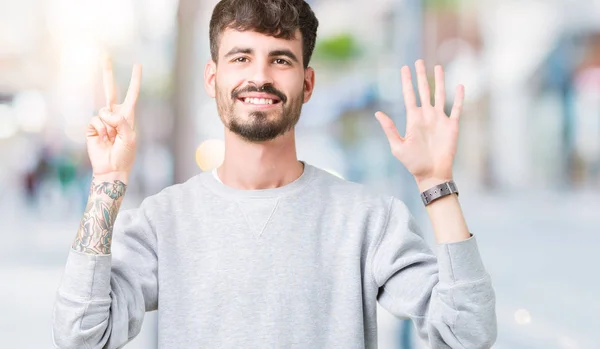 Joven Hombre Guapo Con Sudadera Sobre Fondo Aislado Mostrando Apuntando —  Fotos de Stock