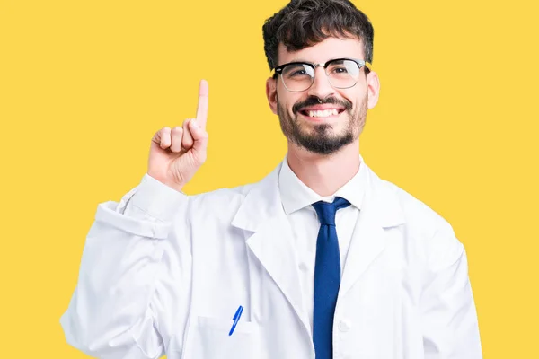 Ilmuwan Muda Profesional Pria Mengenakan Mantel Putih Atas Latar Belakang — Stok Foto