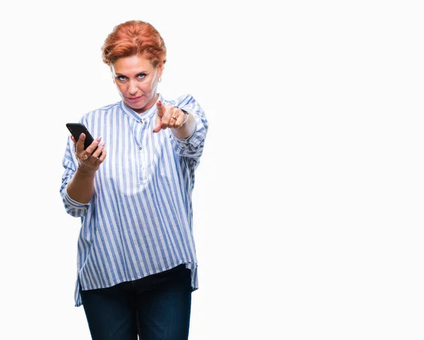 Attraktive Ältere Kaukasische Rothaarige Frau Die Smartphone Über Isolierten Hintergrund — Stockfoto