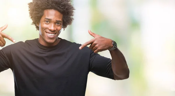 Afroamerikanischer Mann Mit Isoliertem Hintergrund Sieht Selbstbewusst Aus Mit Einem — Stockfoto