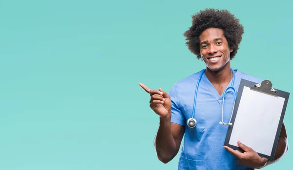 Afro Americký Chirurg Doktor Drží Schránky Člověka Nad Izolované Pozadí — Stock fotografie