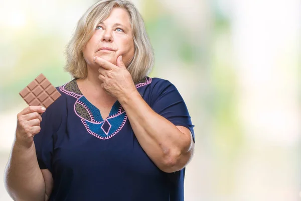 Senior Size Kaukasische Frau Essen Schokoriegel Über Isolierten Hintergrund Ernstes — Stockfoto