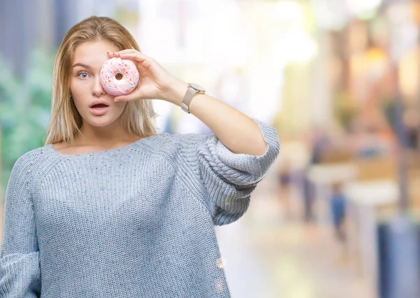 Mladá Kavkazský Žena Jíst Sladký Bonbónek Izolované Pozadí Strach Šoku — Stock fotografie