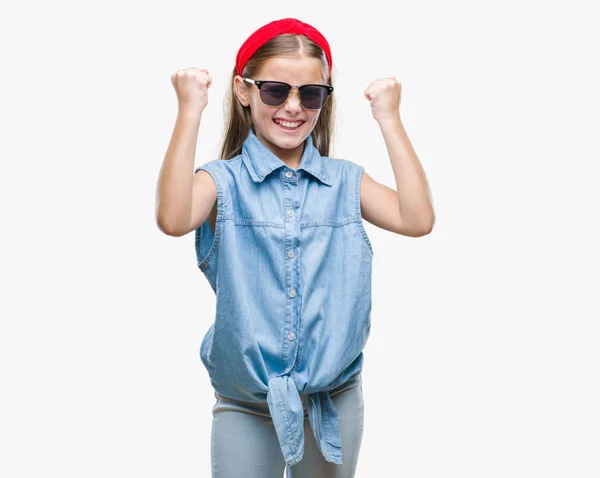 Młoda Piękna Dziewczyna Noszenie Okularów Przeciwsłonecznych Białym Tle Obchodzi Zaskoczony — Zdjęcie stockowe