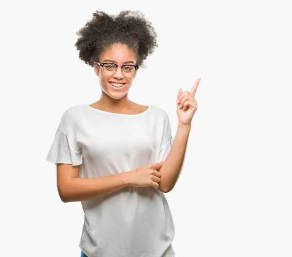 Mladá Afro Americký Žena Nosí Brýle Izolované Pozadí Velkým Úsměvem — Stock fotografie