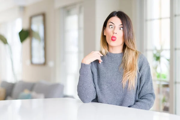 Mooie Jongedame Winter Trui Dragen Thuis Maken Vis Gezicht Met — Stockfoto