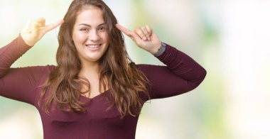 Güzel ve çekici artı boyutu genç kadın bir elbiseyle izole üzerinde arka plan hem el parmak, harika bir fikir ya da düşünce, iyi bellek ile baş gösteren gülümseyen