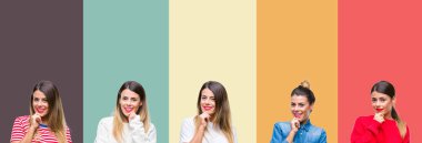 Kolaj emin çapraz kollar ve çeneme kaldırdı el ile gülümseme ile kameraya bakarak renkli vintage izole arka plan üzerinde genç güzel kadın. Pozitif düşünce.