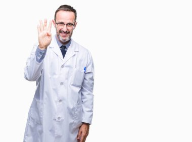 Orta yaş üst düzey ağarmış profesyonel adam gösterilen ve parmakları ile işaret izole arka plan üzerinde beyaz önlük giyen süre kendinden emin ve mutlu gülümseyerek dört numara.