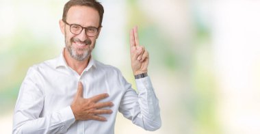 Yakışıklı orta yaş zarif üst düzey iş adam gözlük izole üzerinden Swearing göğüs ve bir sadakat sözü yemin yapma parmaklar, el ile arka plan