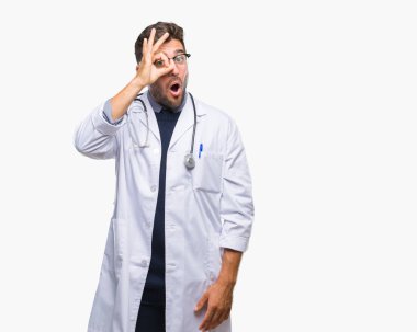 Genç yakışıklı adam ok jest sürpriz yüz, göz parmaklarının arasından seyir şok yapıyor izole arka plan üzerinde doktor. İmansız ifade.