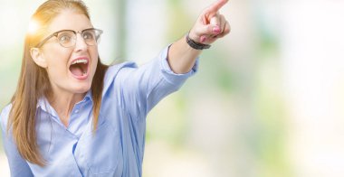 Güzel orta yaş olgun iş kadını üzerinde gözlük takan izole arka plan ile sürpriz devam parmakla, açık ağız hayret ifadesi, önünde bir şey