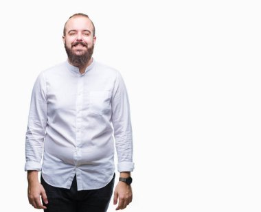 Genç beyaz hipster adam yüzünde mutlu ve güzel bir gülümseme ile izole arka plan üzerinde. Şanslı kişi.