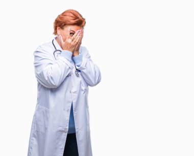 Yüzünü elleriyle ağlayarak süre kapsayan üzgün ifade ile izole arka plan üzerinde tıbbi üniforma giyen üst düzey beyaz doktor kadın. Depresyon kavramı.