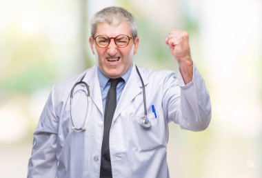 İzole arka plan öfkeli ve sinirli sinirli ve öfke ile bağırarak süre öfkeli yumruk yükselterek yakışıklı kıdemli Doktor adam. Öfke ve agresif kavramı.