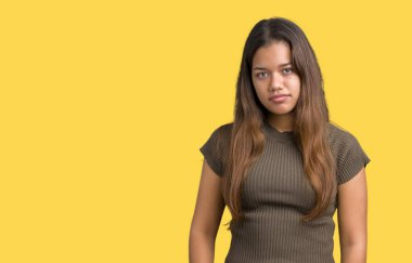 Genç güzel esmer kadın üzerinde izole arka plan şüpheci ve sinir, çatık sorunu nedeniyle üzgün. Negatif kişi.