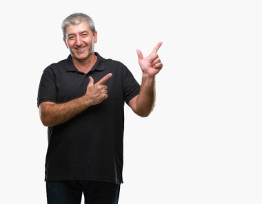 Gülümseyen ve iki elleri ve parmakları ile tarafına işaret kamera bakarak izole arka plan üzerinde üst düzey yakışıklı.