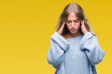 Üzerinde kış kazak giyen güzel genç sarışın kadın izole arka plan baş baş ağrısı için el ile çünkü stres. Migren muzdarip.