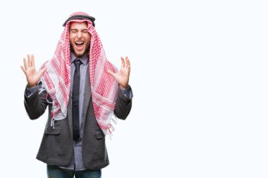 Uzun saçlı keffiyeh üzerinde giyen genç yakışıklı Arap adam arka plan deli kutluyor izole ve crazy arms ile başarı için kaldırdı ve heyecanlı çığlık gözler kapalı. Kazanan kavramı