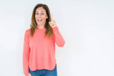 Başarılı fikirle parmağı yukarıyı izole arka plan güzel orta yaş kadın. Çıktıktan ve mutlu. Bir numara.