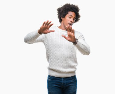 Şokta bağırarak Afro Amerikan adam izole arka plan korkuyor ve korku ifade dur hareketi el ile ile çok korkmuş. Panik kavramı.