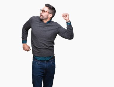 Üzerinde gözlük takan genç yakışıklı adam arka plan geri uzanan izole, yorgun ve rahat, Uykulu ve erken sabah esneme