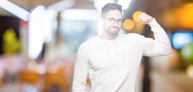 Yakışıklı delikanlı izole arka plan güçlü kişi kol kas, kendinden emin ve güç gurur gösterilen üzerinde gözlük