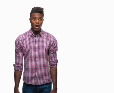 Genç Afro-Amerikan adam korkuyor ve şok sürpriz ifade ile izole arka plan üzerinde korku ve yüz heyecanlı.