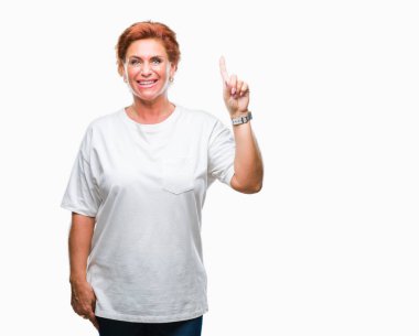 Atrractive üst düzey beyaz Kızıl saçlı kadın ve kendinden emin ve mutlu gülümseyerek süre parmak numaralı yukarıyı gösteren izole arka plan.